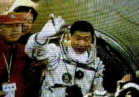 Yang Liwei returns to earth safely